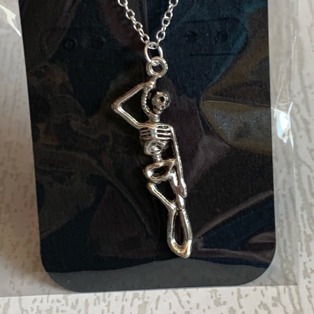 🎃 Hanging Skeleton Necklace